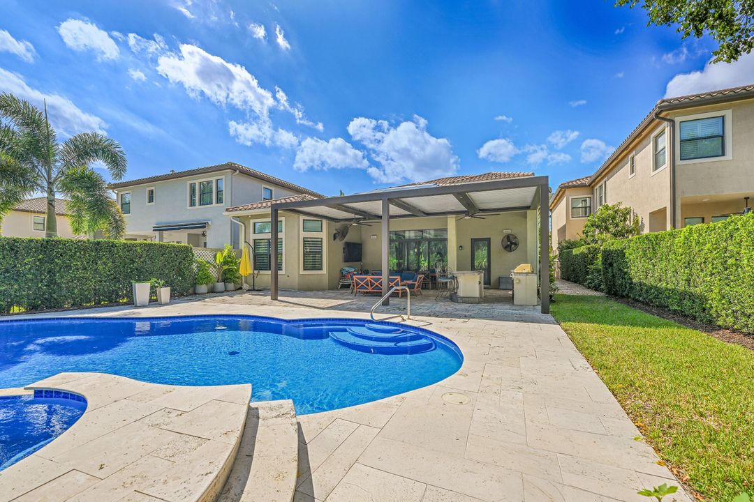 出租: $14,500 (5 贝兹, 4 浴室, 4248 平方英尺)