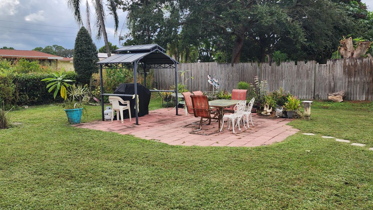 Active With Contract: $2,375 (3 beds, 2 baths, 1708 Square Feet)