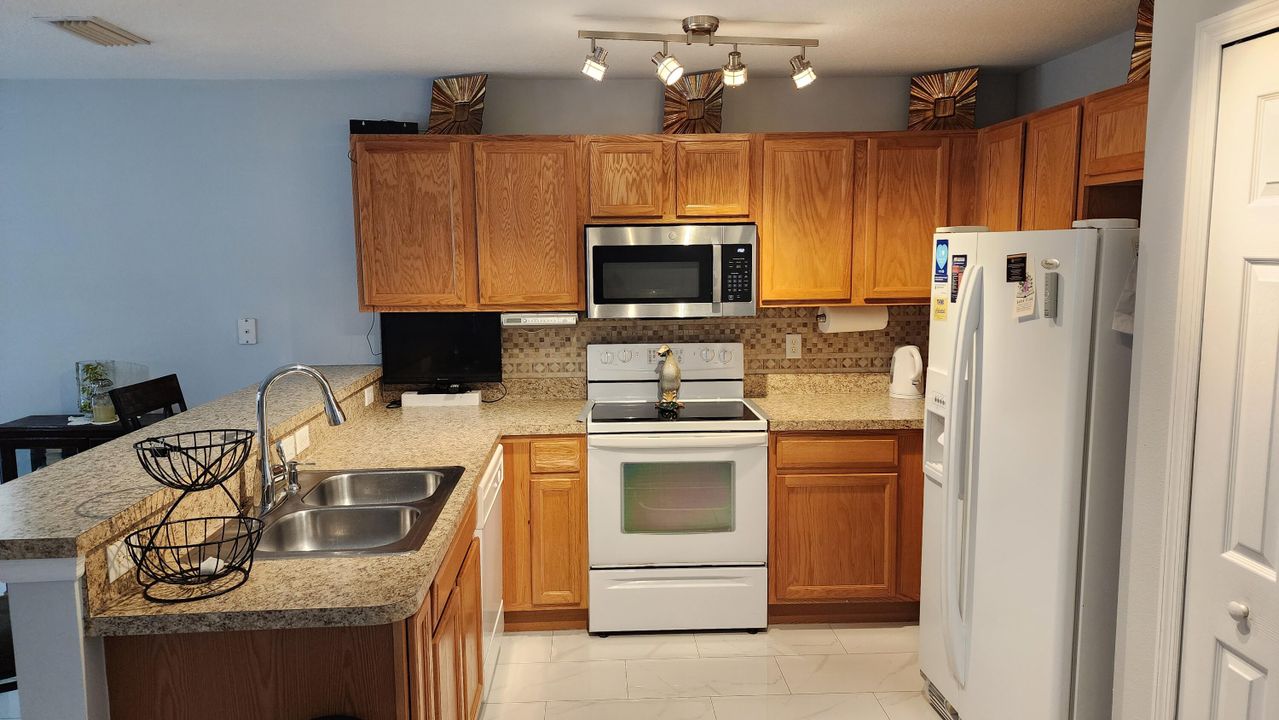 Active With Contract: $2,375 (3 beds, 2 baths, 1708 Square Feet)