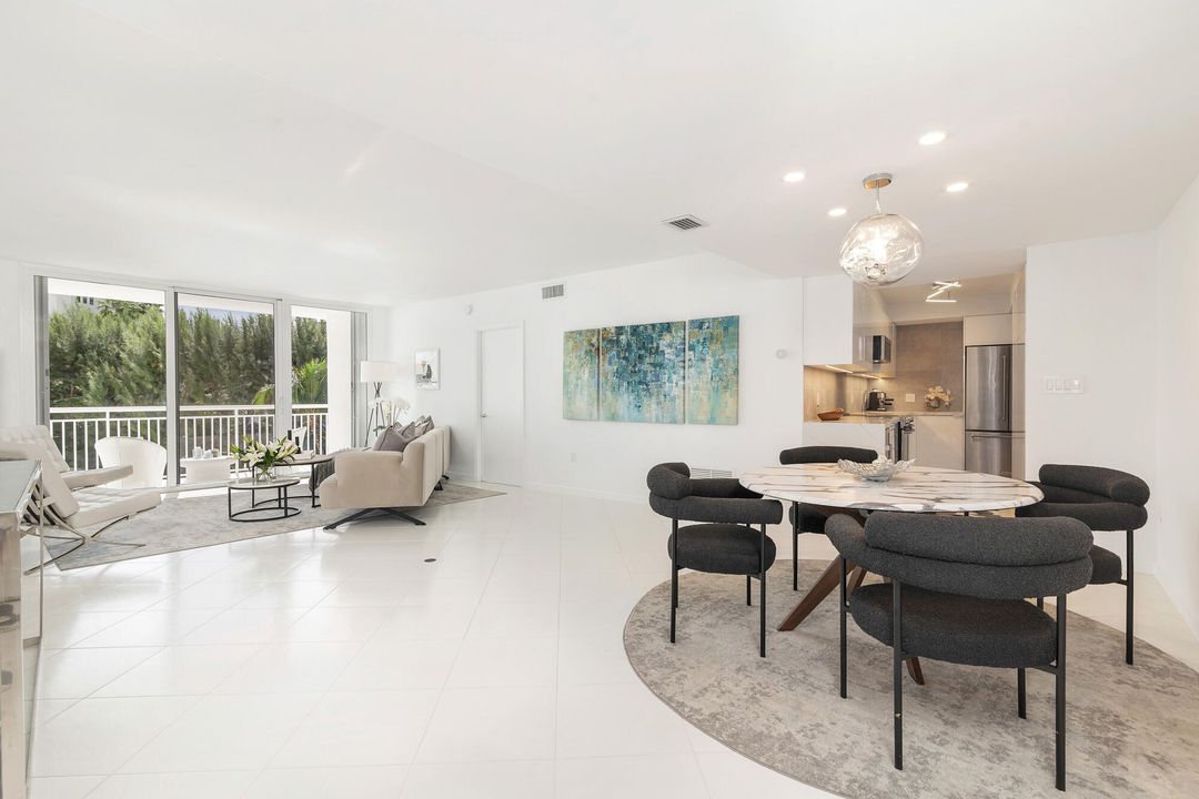 For Sale: $1,200,000 (2 beds, 2 baths, 1294 Square Feet)