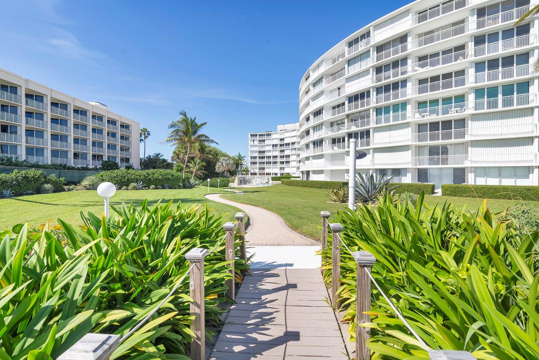 For Sale: $1,200,000 (2 beds, 2 baths, 1294 Square Feet)