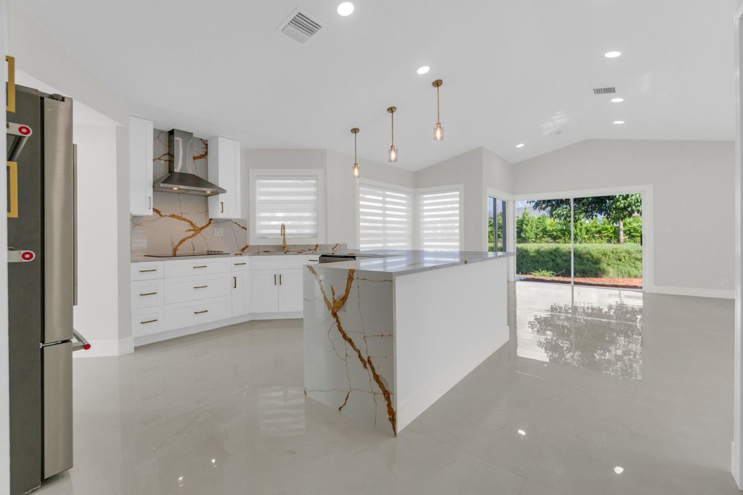 合同活跃: $945,000 (4 贝兹, 3 浴室, 2272 平方英尺)