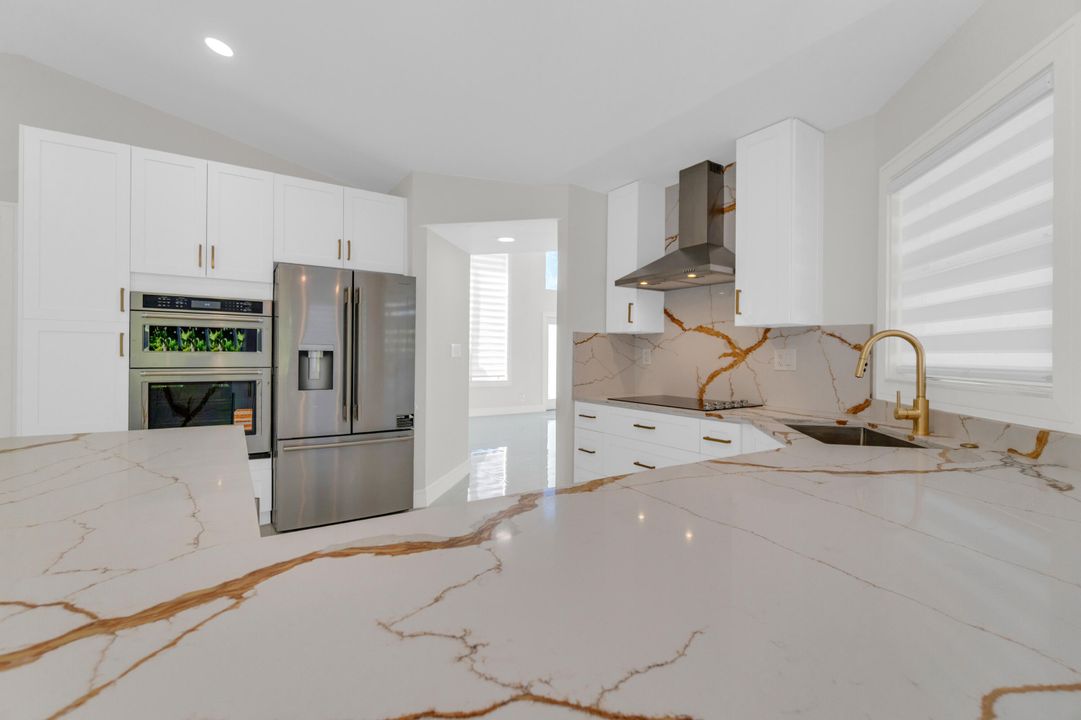 合同活跃: $945,000 (4 贝兹, 3 浴室, 2272 平方英尺)