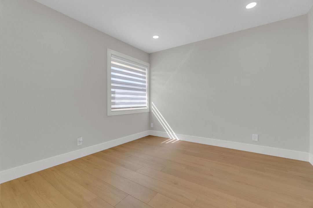 合同活跃: $945,000 (4 贝兹, 3 浴室, 2272 平方英尺)