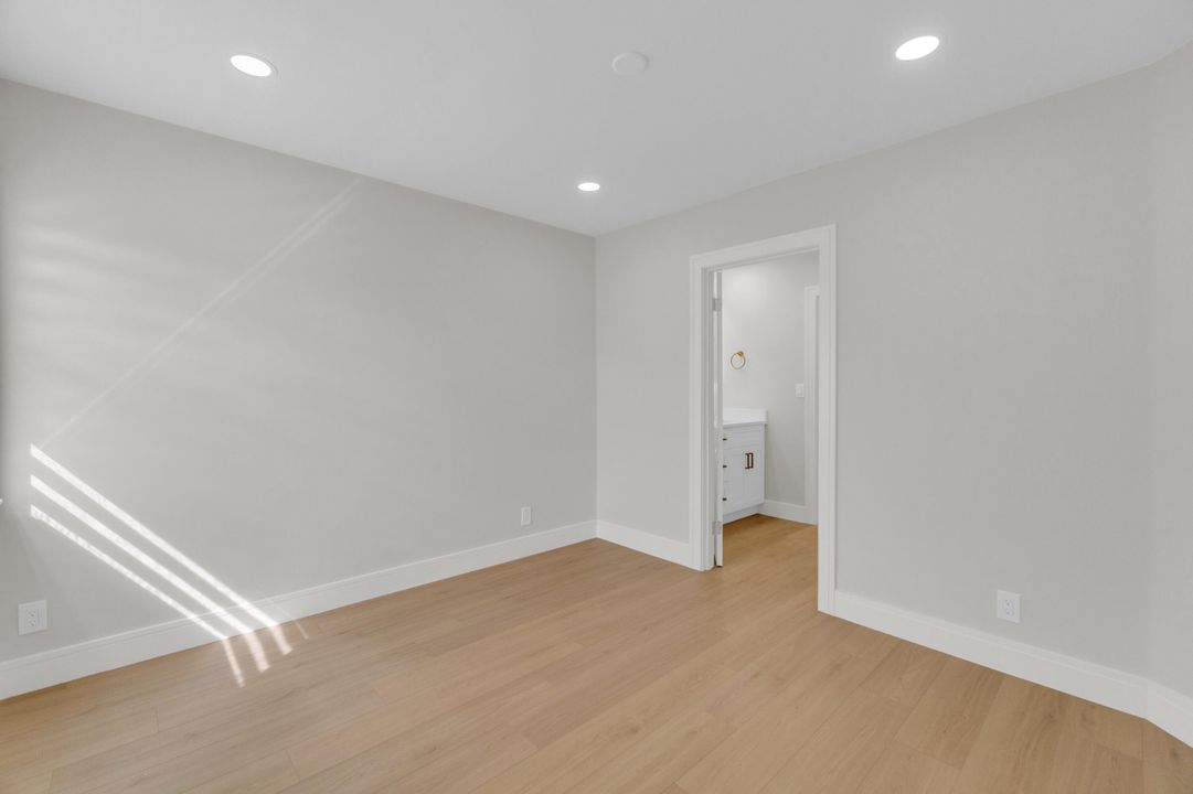 合同活跃: $945,000 (4 贝兹, 3 浴室, 2272 平方英尺)