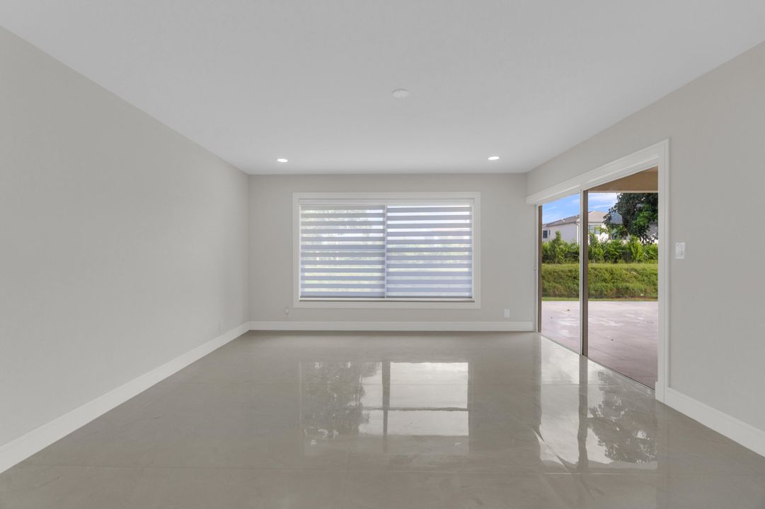 合同活跃: $945,000 (4 贝兹, 3 浴室, 2272 平方英尺)