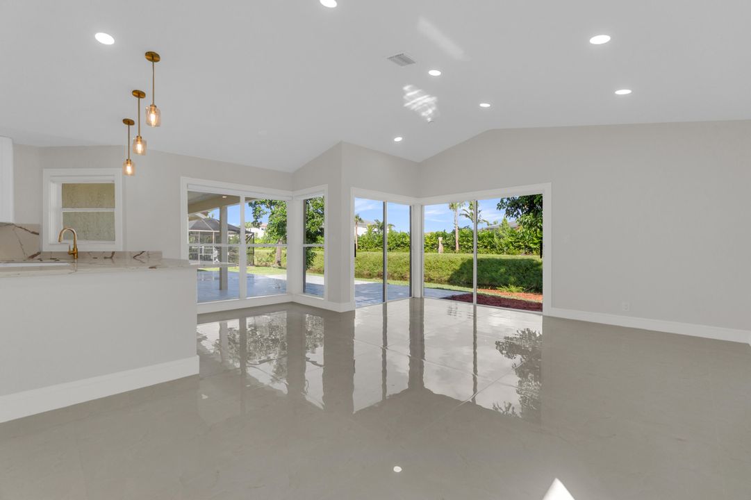 合同活跃: $945,000 (4 贝兹, 3 浴室, 2272 平方英尺)