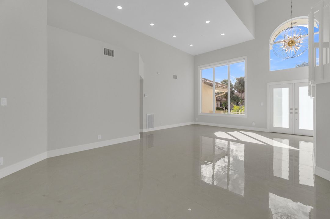 合同活跃: $945,000 (4 贝兹, 3 浴室, 2272 平方英尺)