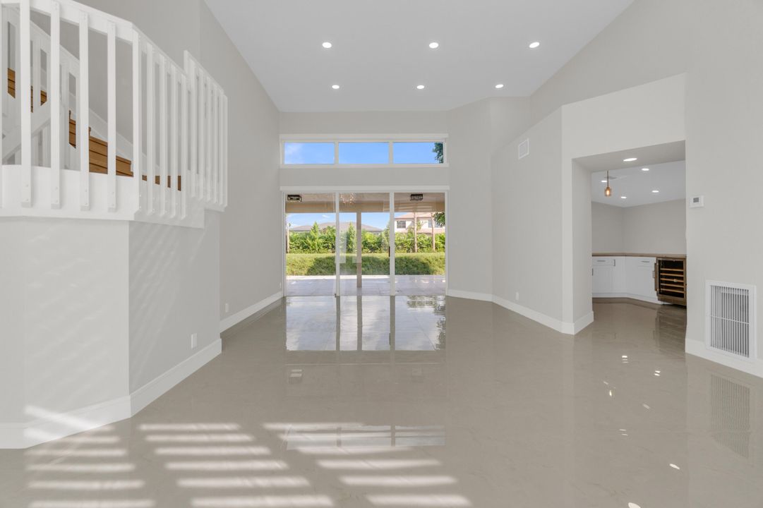 合同活跃: $945,000 (4 贝兹, 3 浴室, 2272 平方英尺)