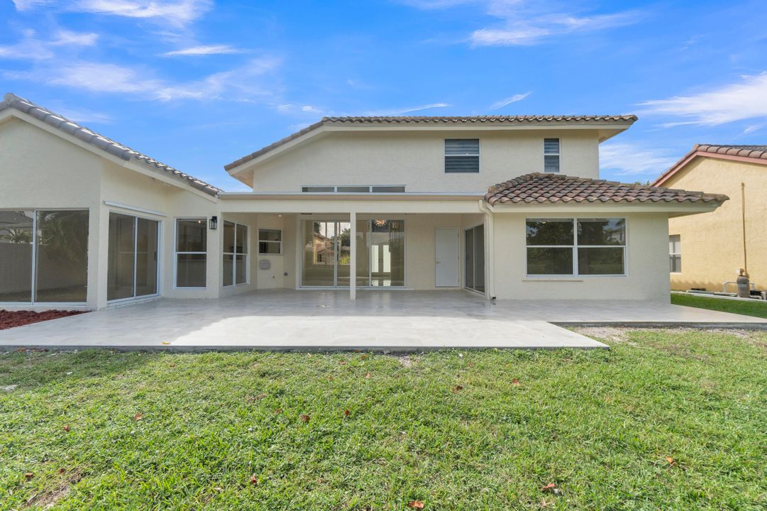 合同活跃: $945,000 (4 贝兹, 3 浴室, 2272 平方英尺)