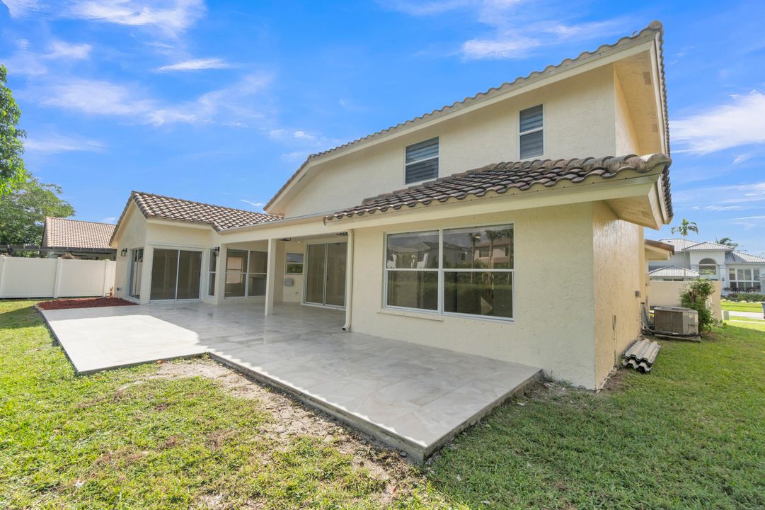 合同活跃: $945,000 (4 贝兹, 3 浴室, 2272 平方英尺)