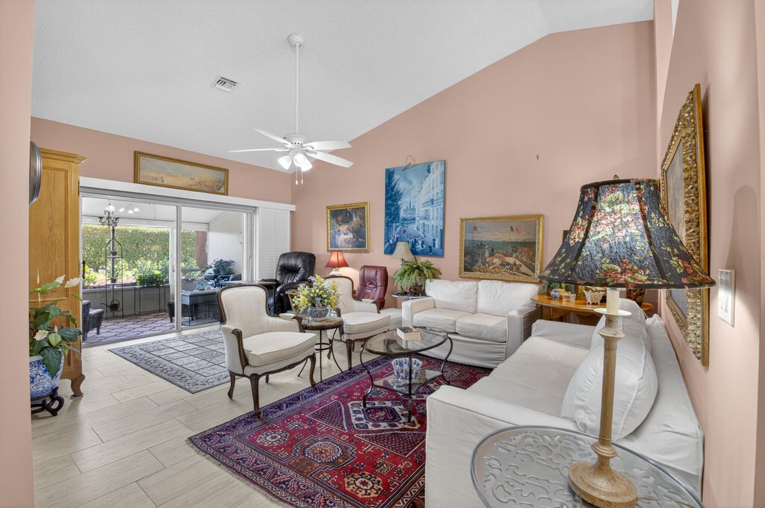 合同活跃: $385,000 (3 贝兹, 2 浴室, 1570 平方英尺)