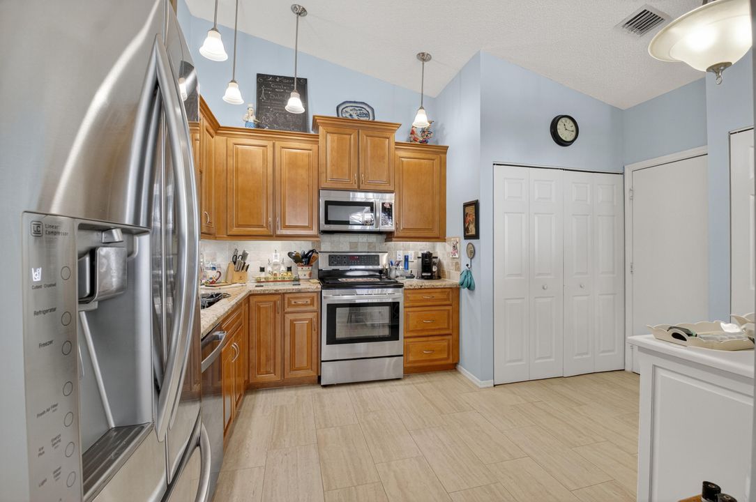 合同活跃: $385,000 (3 贝兹, 2 浴室, 1570 平方英尺)