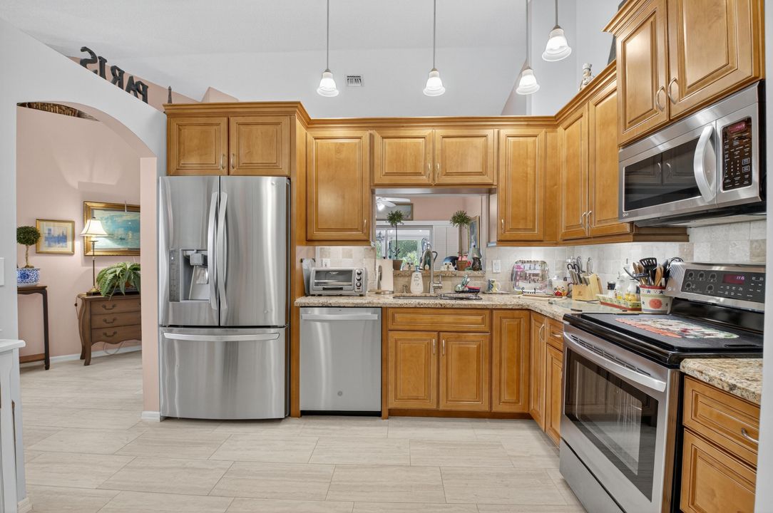 合同活跃: $385,000 (3 贝兹, 2 浴室, 1570 平方英尺)