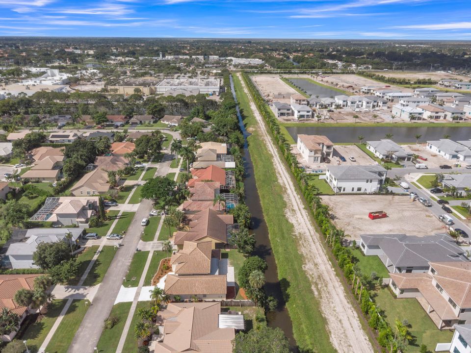 合同活跃: $945,000 (4 贝兹, 3 浴室, 2272 平方英尺)