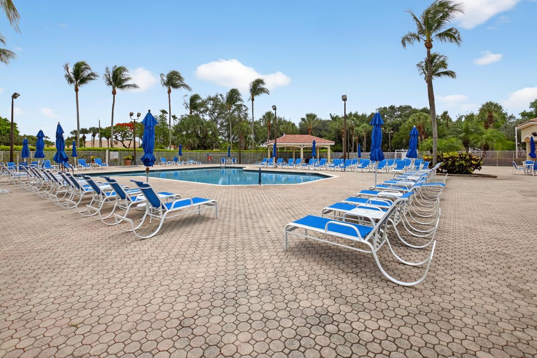 合同活跃: $385,000 (3 贝兹, 2 浴室, 1570 平方英尺)