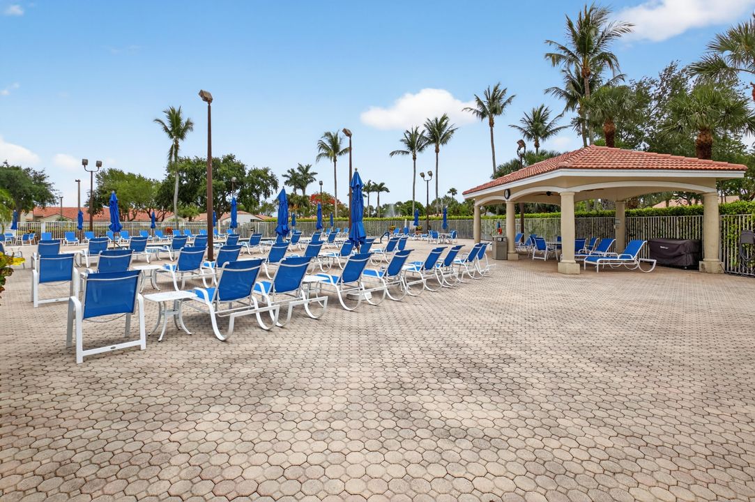 合同活跃: $385,000 (3 贝兹, 2 浴室, 1570 平方英尺)