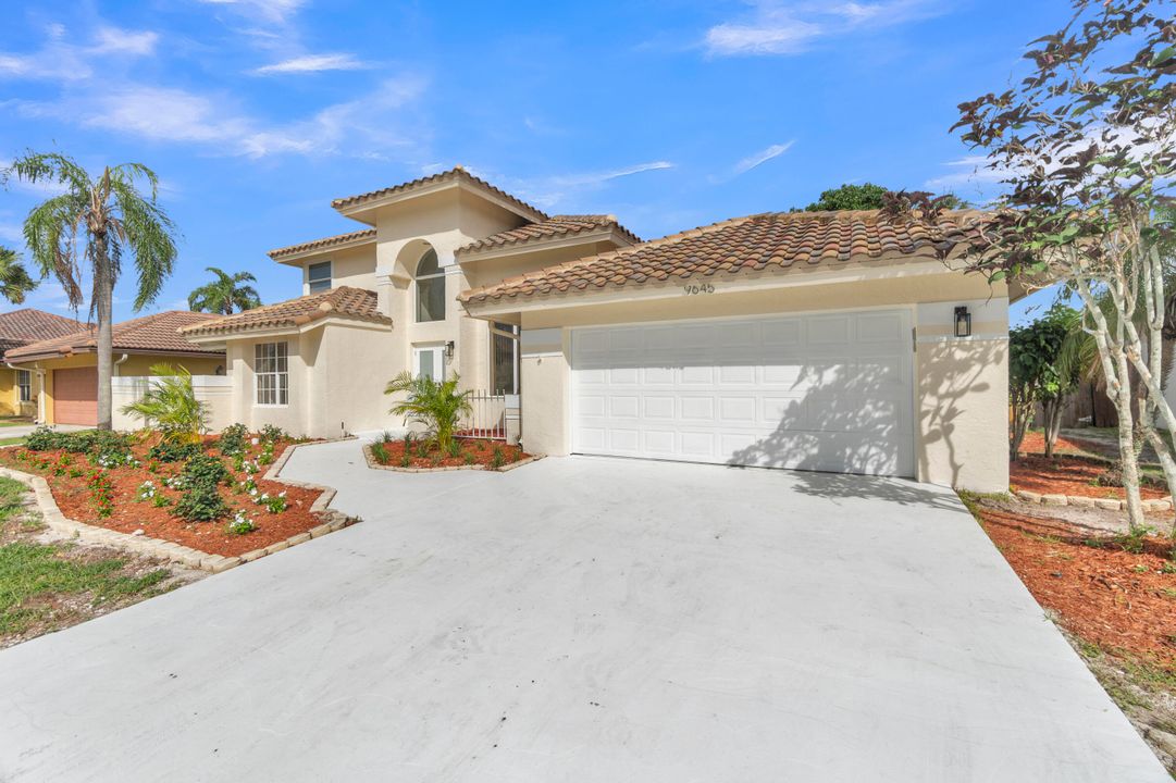 合同活跃: $945,000 (4 贝兹, 3 浴室, 2272 平方英尺)