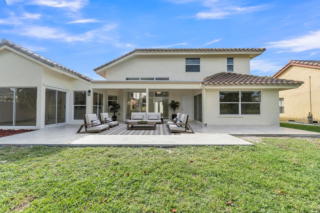 合同活跃: $945,000 (4 贝兹, 3 浴室, 2272 平方英尺)