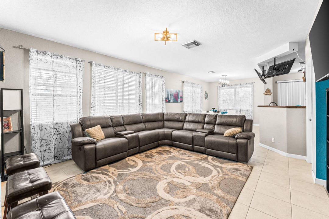 En Venta: $299,000 (3 camas, 2 baños, 1482 Pies cuadrados)