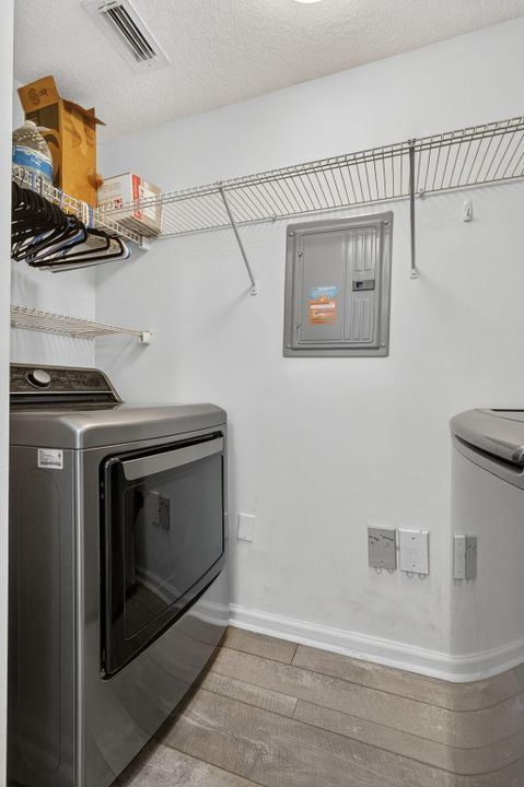 出租: $3,300 (3 贝兹, 2 浴室, 1338 平方英尺)