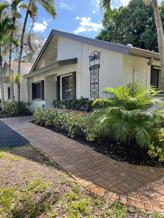 For Sale: $425,000 (2 beds, 2 baths, 1344 Square Feet)