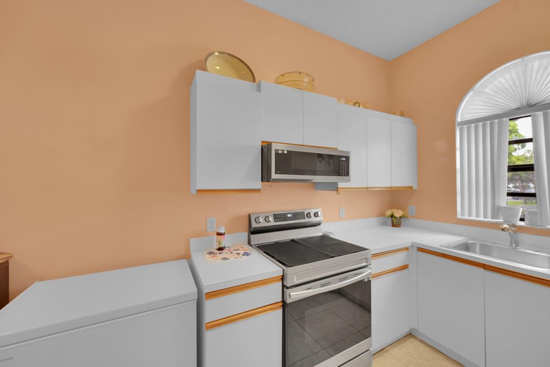 For Sale: $215,000 (3 beds, 2 baths, 1692 Square Feet)