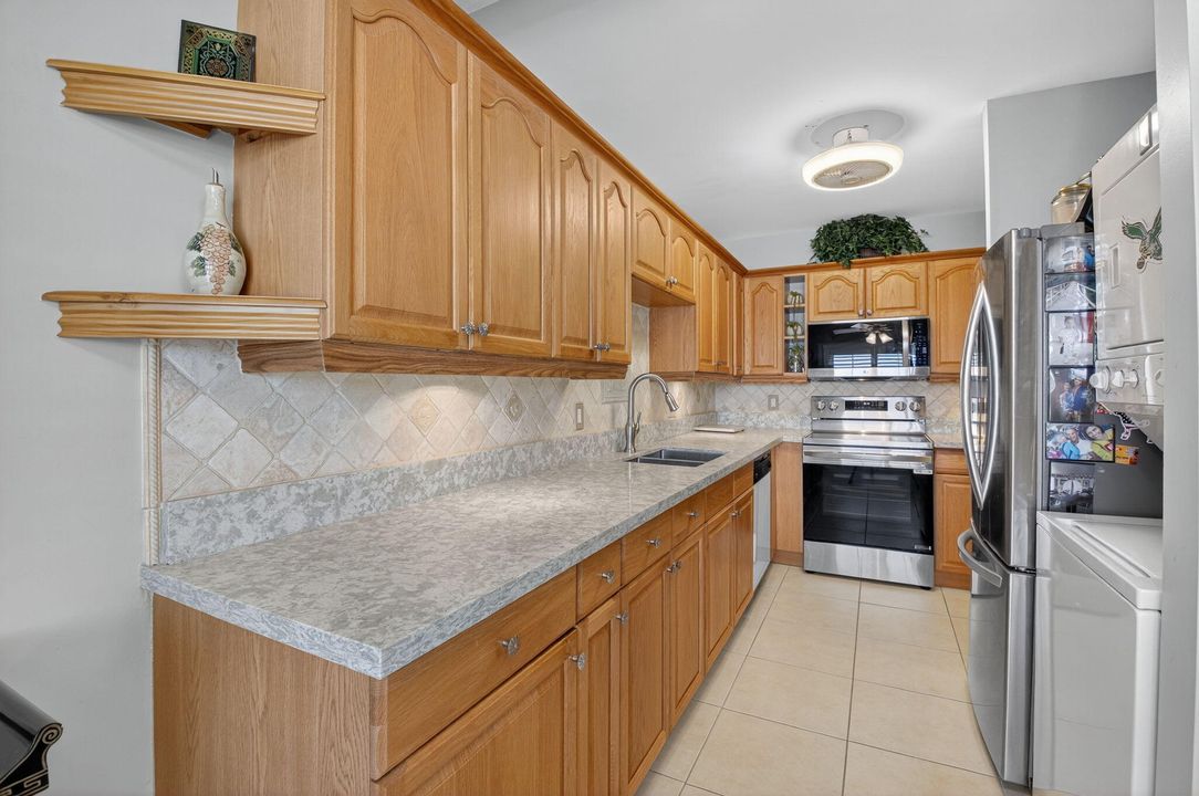 For Sale: $200,000 (2 beds, 2 baths, 1167 Square Feet)