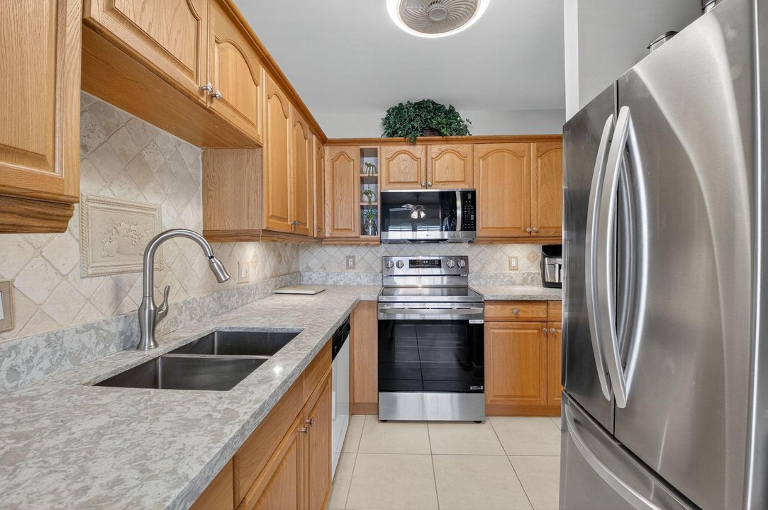 For Sale: $200,000 (2 beds, 2 baths, 1167 Square Feet)