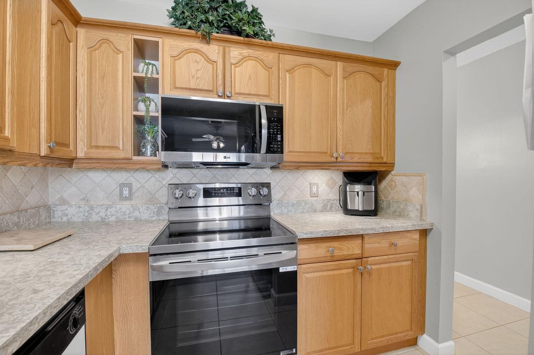 For Sale: $200,000 (2 beds, 2 baths, 1167 Square Feet)