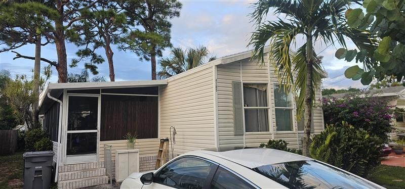 For Sale: $120,000 (2 beds, 2 baths, 924 Square Feet)