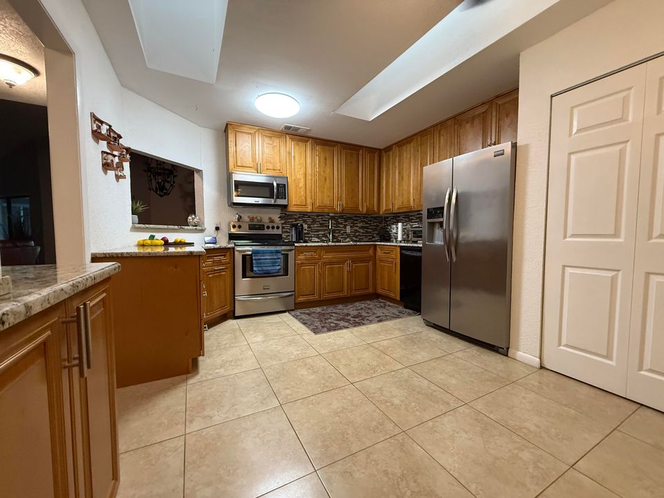 合同活跃: $359,000 (3 贝兹, 2 浴室, 1614 平方英尺)