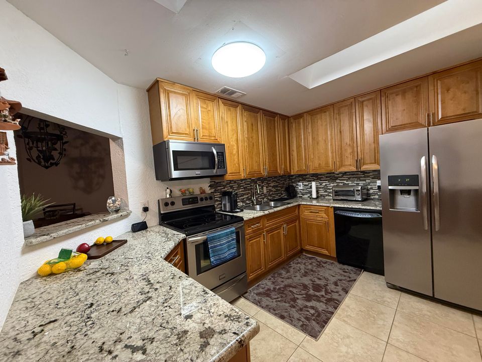 合同活跃: $359,000 (3 贝兹, 2 浴室, 1614 平方英尺)