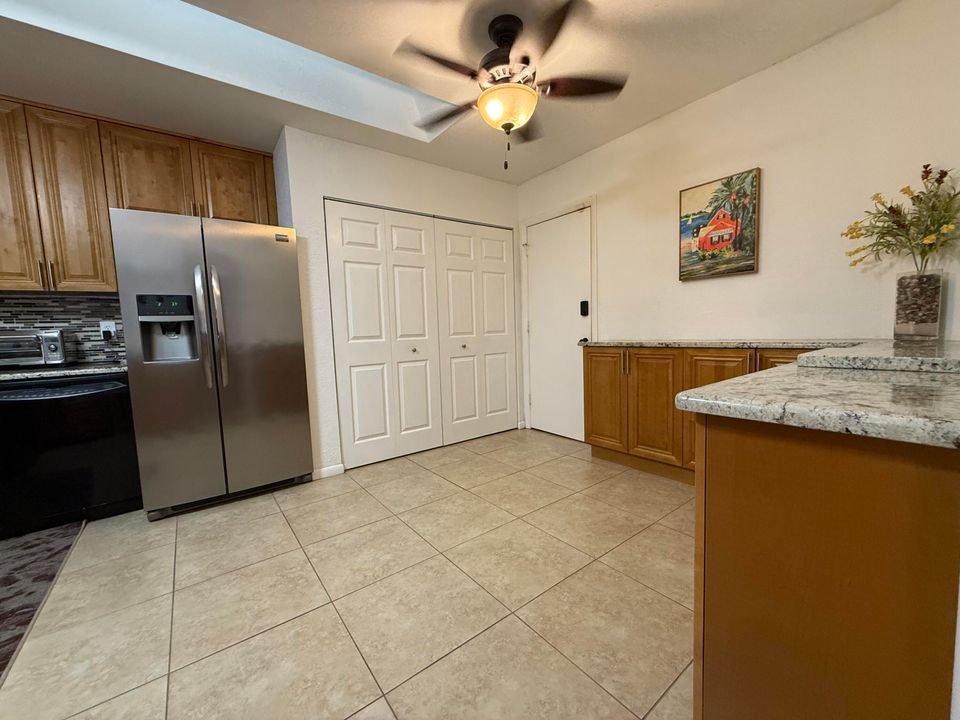 合同活跃: $359,000 (3 贝兹, 2 浴室, 1614 平方英尺)