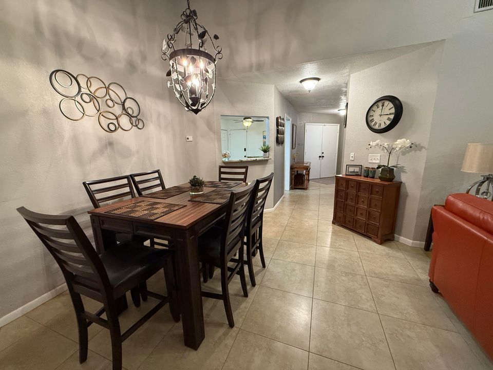 合同活跃: $359,000 (3 贝兹, 2 浴室, 1614 平方英尺)