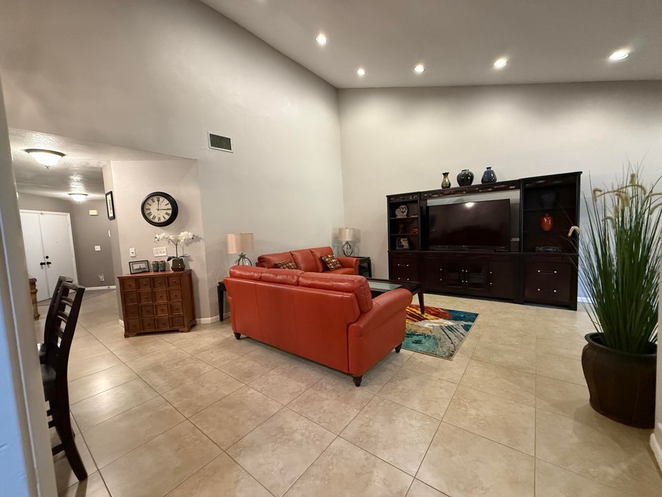 合同活跃: $359,000 (3 贝兹, 2 浴室, 1614 平方英尺)