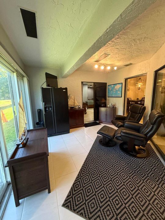 合同活跃: $359,000 (3 贝兹, 2 浴室, 1614 平方英尺)