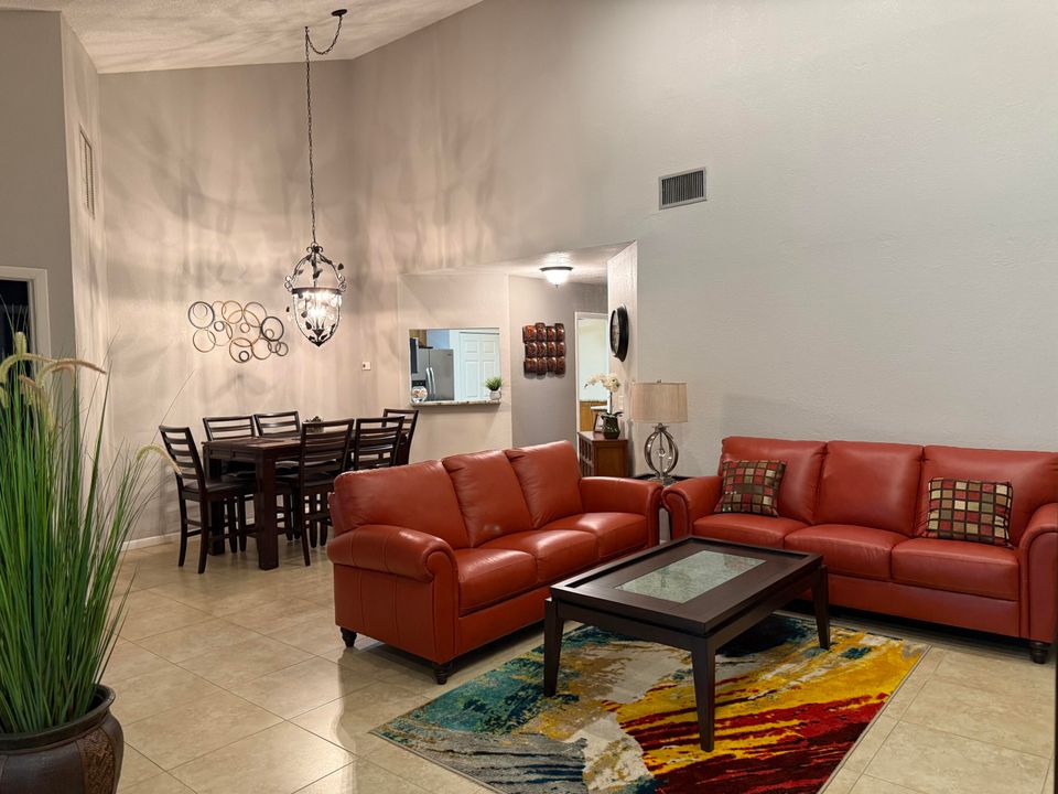 合同活跃: $359,000 (3 贝兹, 2 浴室, 1614 平方英尺)