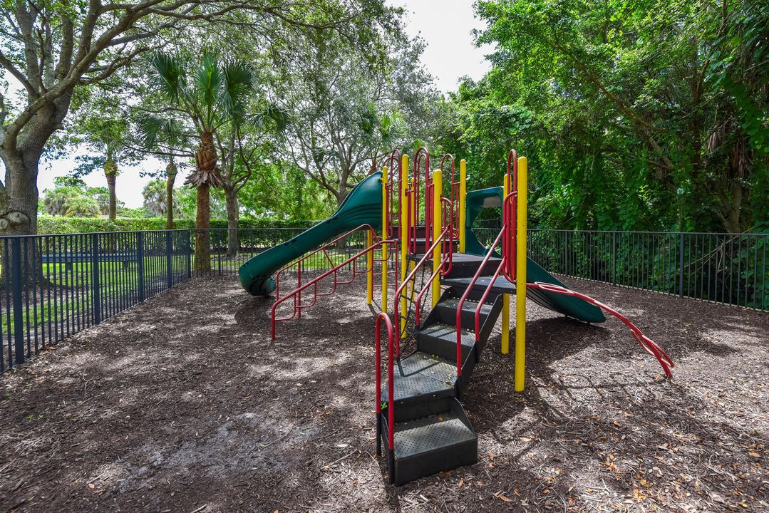 Active With Contract: $999,000 (5 beds, 4 baths, 3212 Square Feet)