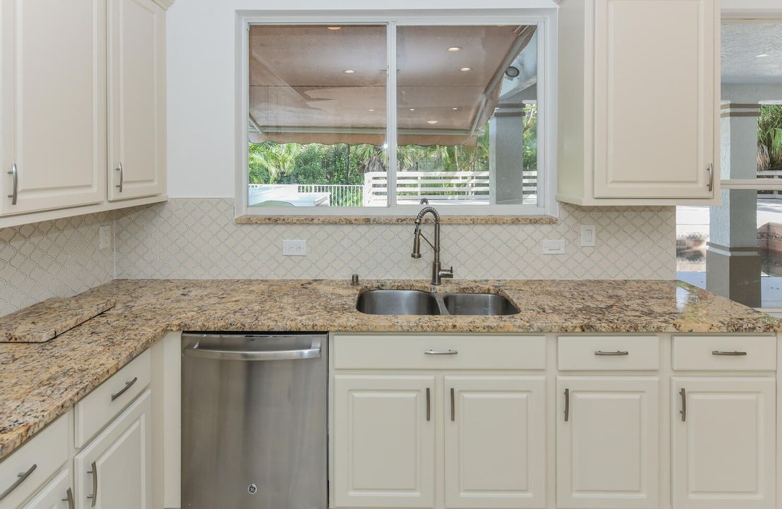 Active With Contract: $999,000 (5 beds, 4 baths, 3212 Square Feet)