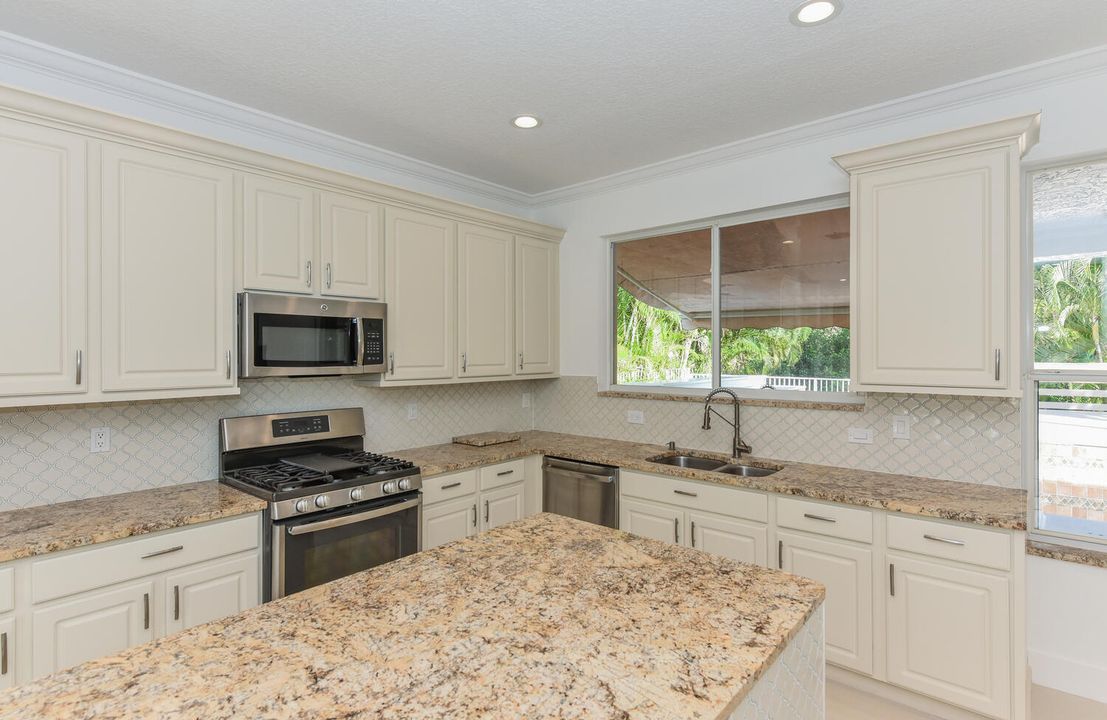 Active With Contract: $999,000 (5 beds, 4 baths, 3212 Square Feet)