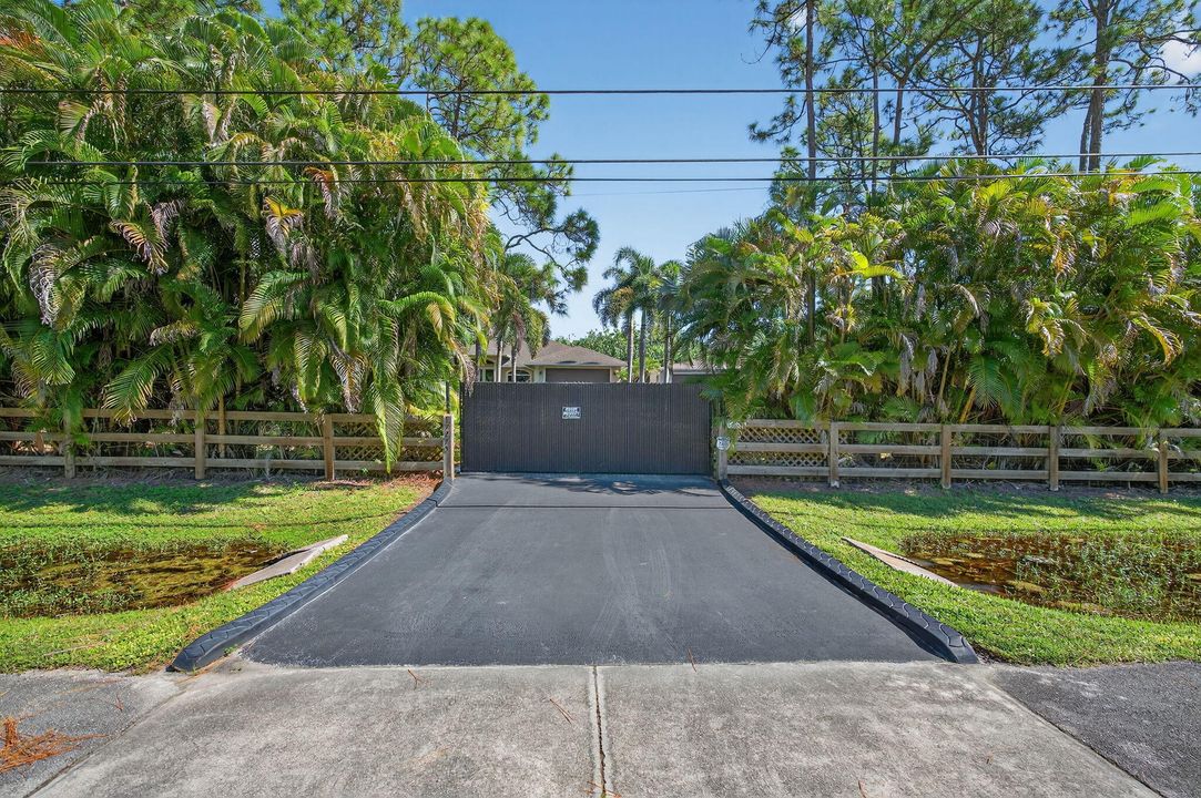 Под контрактом: $929,900 (4 спален, 2 ванн, 2136 Квадратных фут)