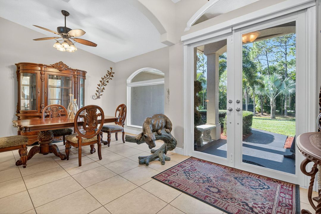 Под контрактом: $929,900 (4 спален, 2 ванн, 2136 Квадратных фут)