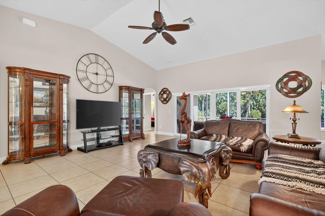 Под контрактом: $929,900 (4 спален, 2 ванн, 2136 Квадратных фут)