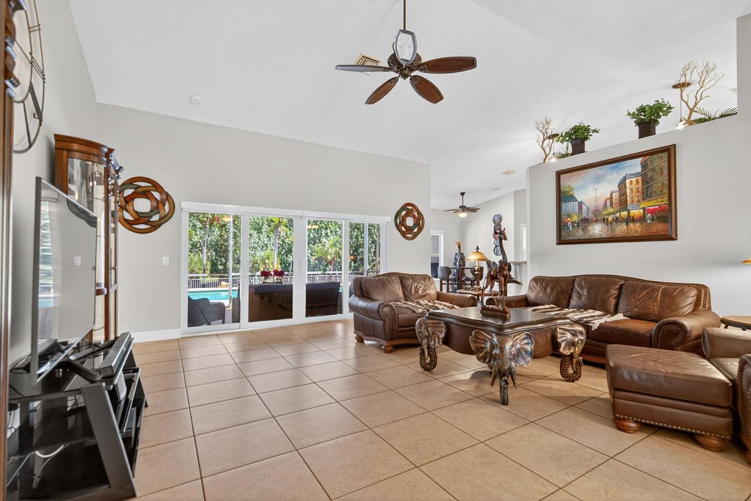 Под контрактом: $929,900 (4 спален, 2 ванн, 2136 Квадратных фут)