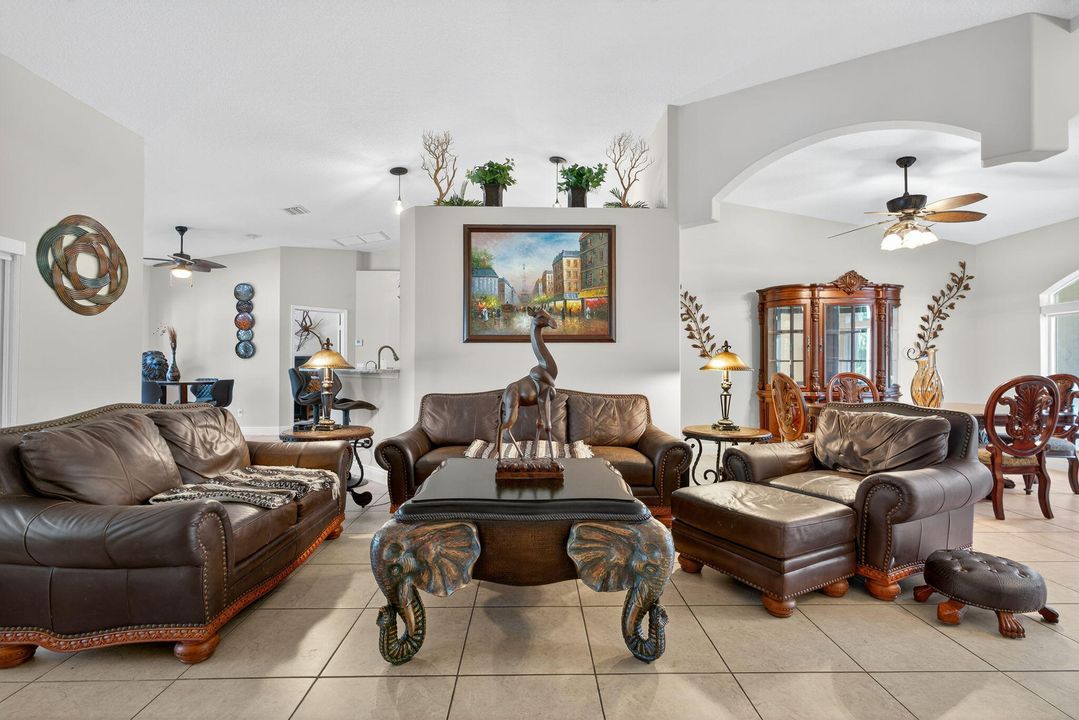 Под контрактом: $929,900 (4 спален, 2 ванн, 2136 Квадратных фут)