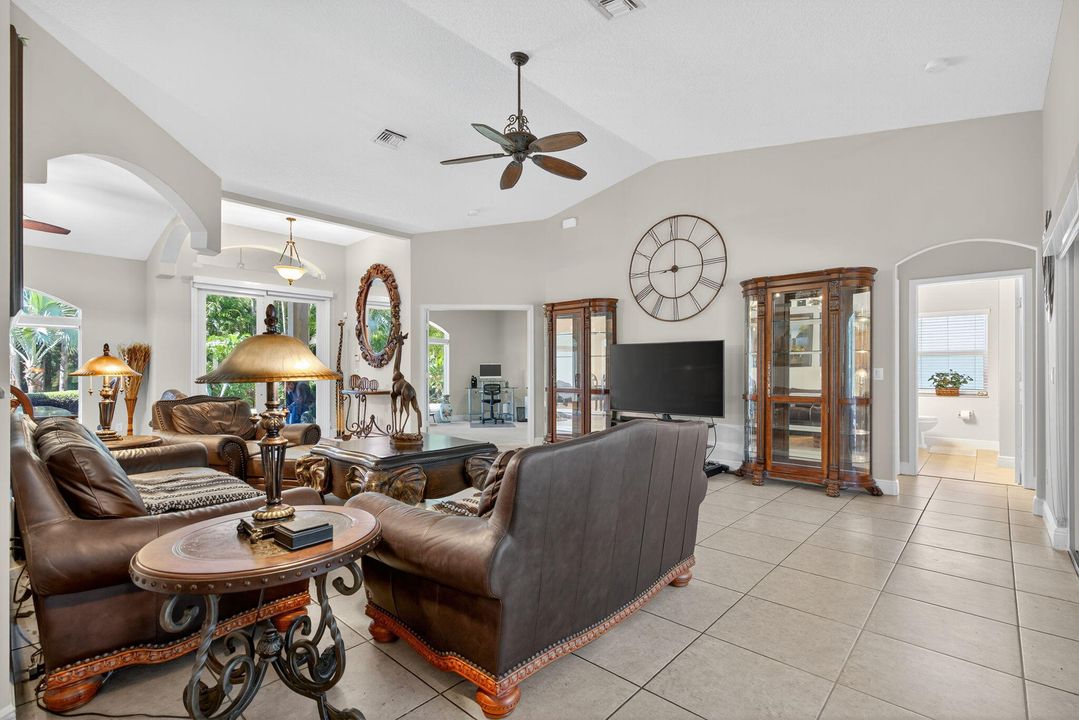 Под контрактом: $929,900 (4 спален, 2 ванн, 2136 Квадратных фут)