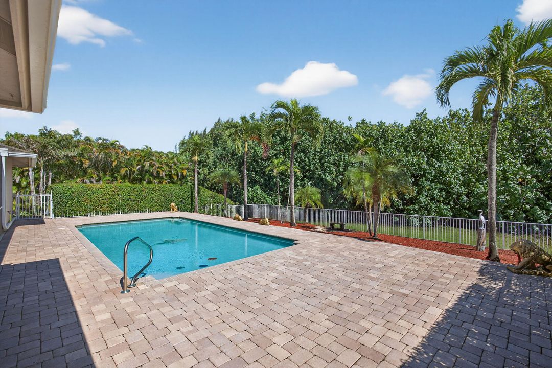 Под контрактом: $929,900 (4 спален, 2 ванн, 2136 Квадратных фут)