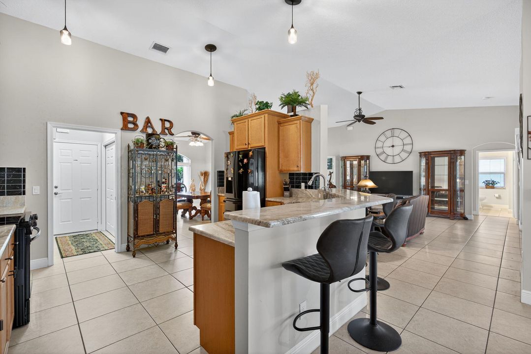 Под контрактом: $929,900 (4 спален, 2 ванн, 2136 Квадратных фут)