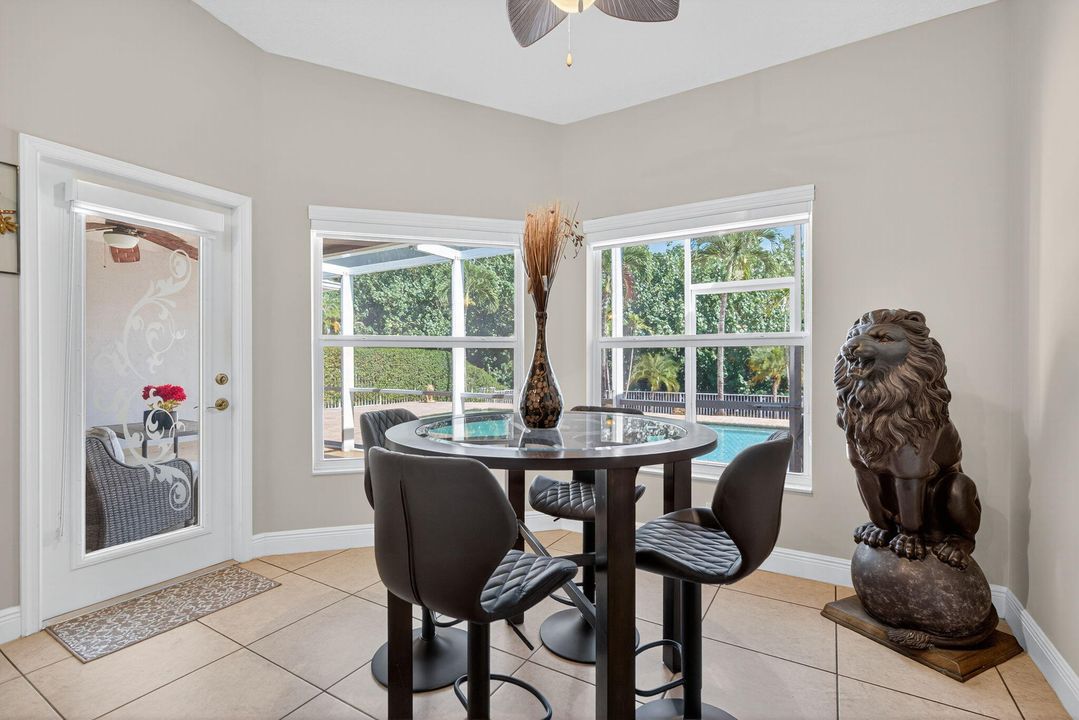 Под контрактом: $929,900 (4 спален, 2 ванн, 2136 Квадратных фут)